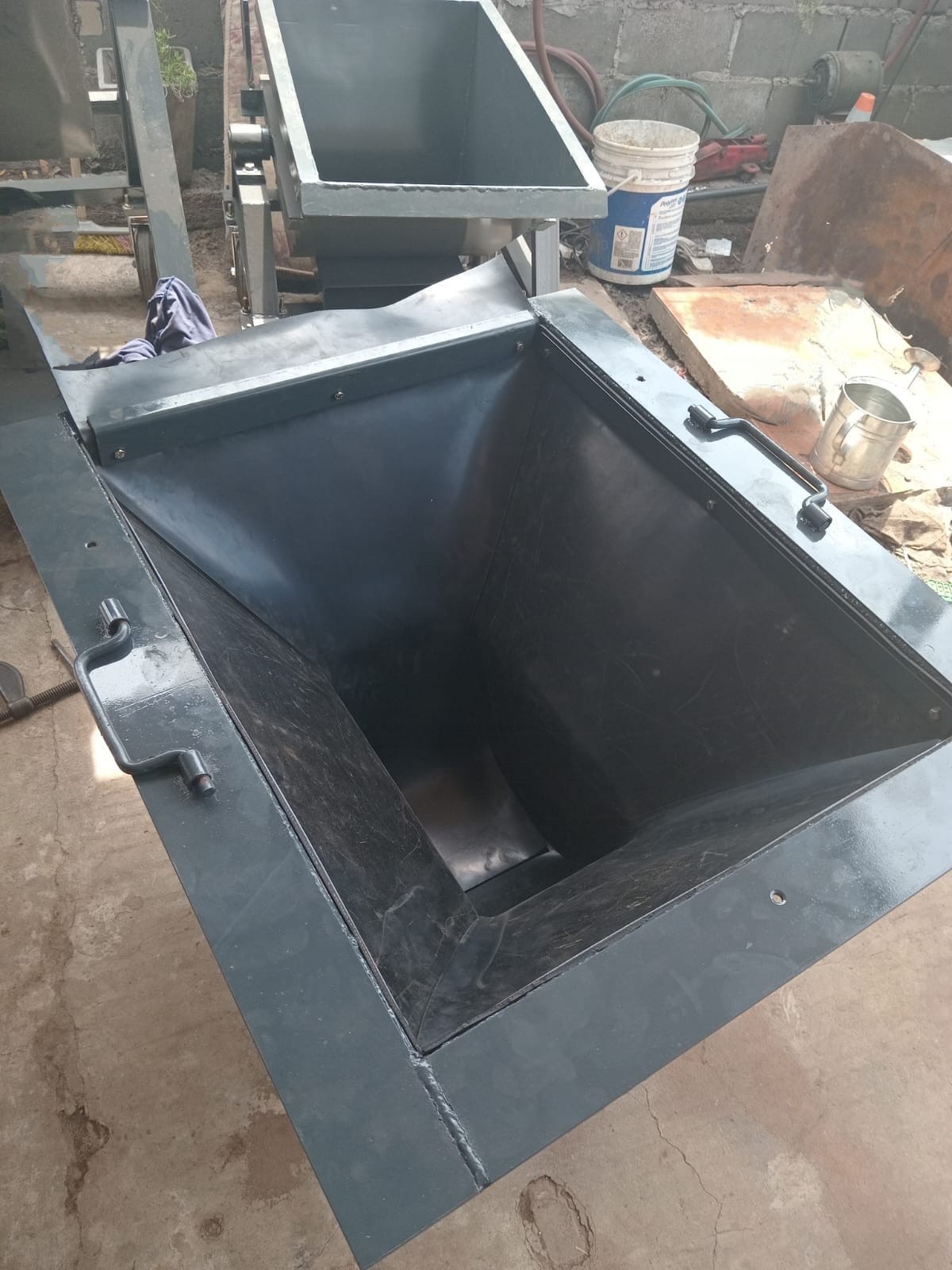 Tolva para descarga de materia prima fabricada por INGEBYP